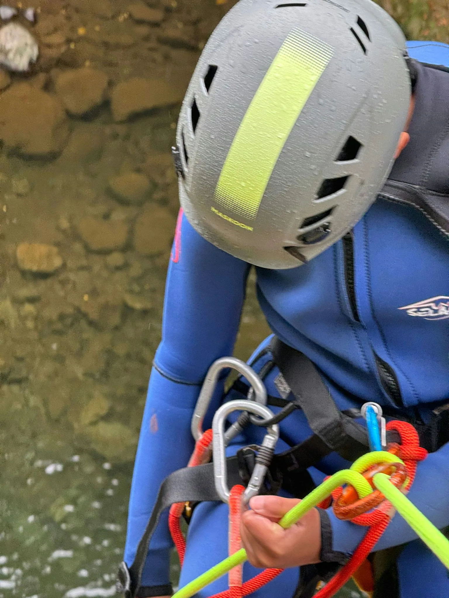 Canyonista descendo uma ribeira da Madeira com o equipamento de segurança da Atmosphere