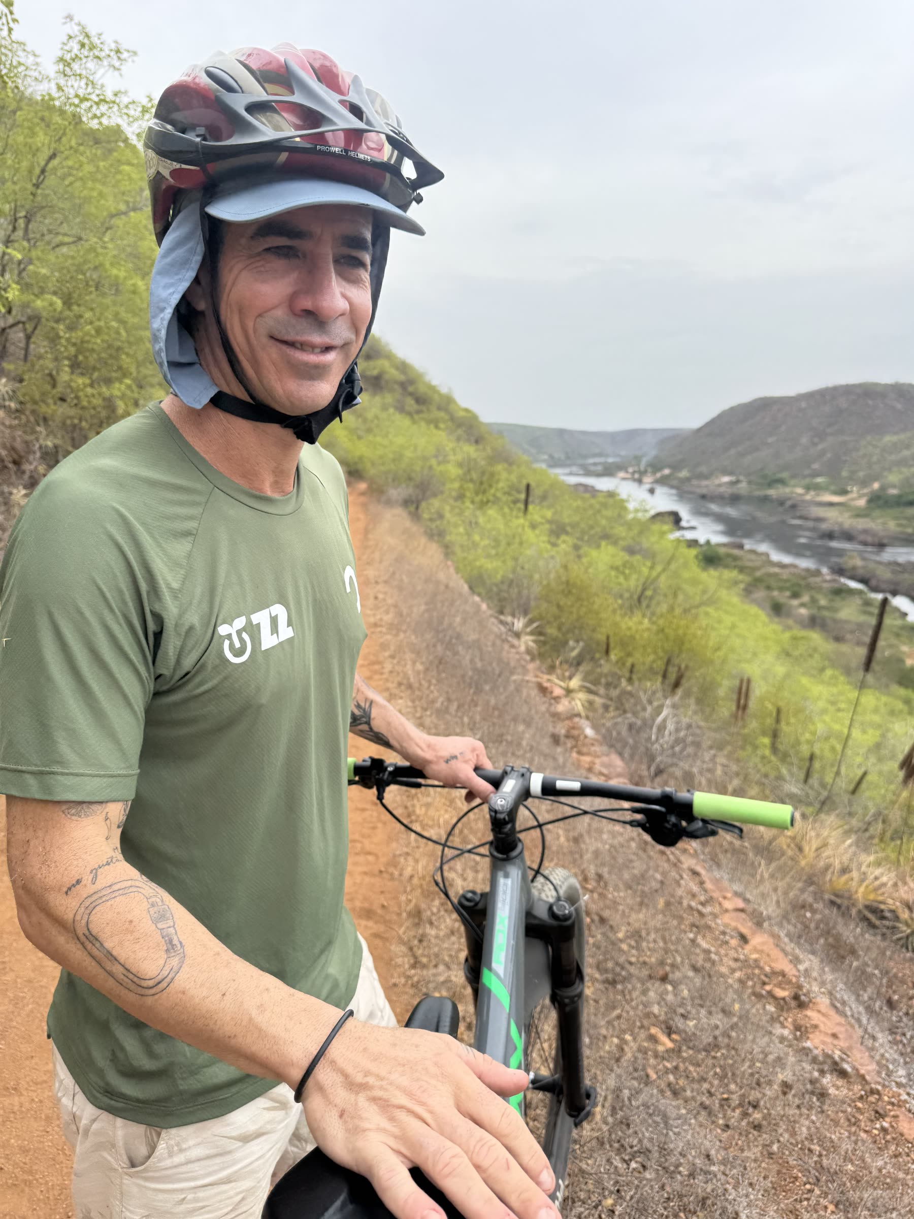 Fabricio pedalando pelos caminhos da Madeira