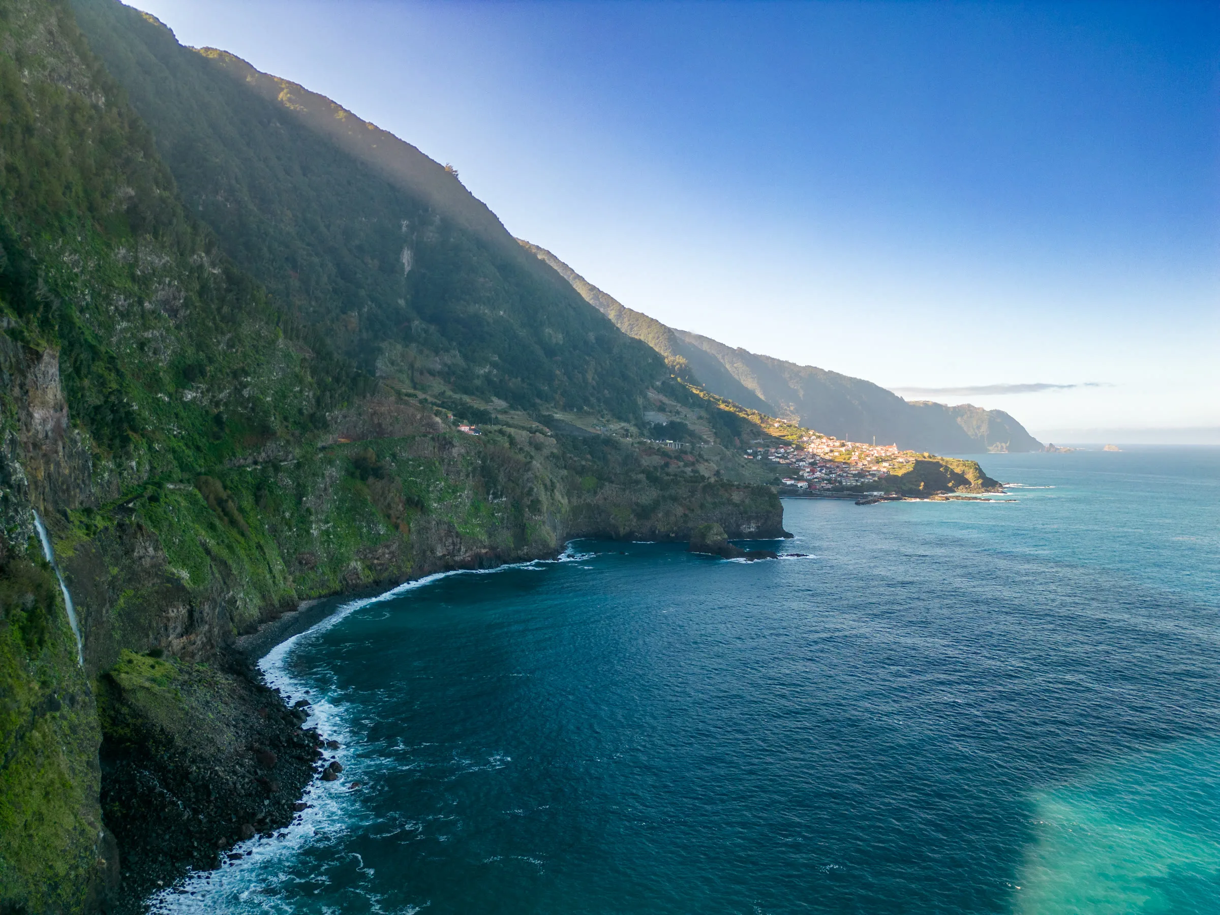 Cascata e vilarejo na costa norte da Madeira